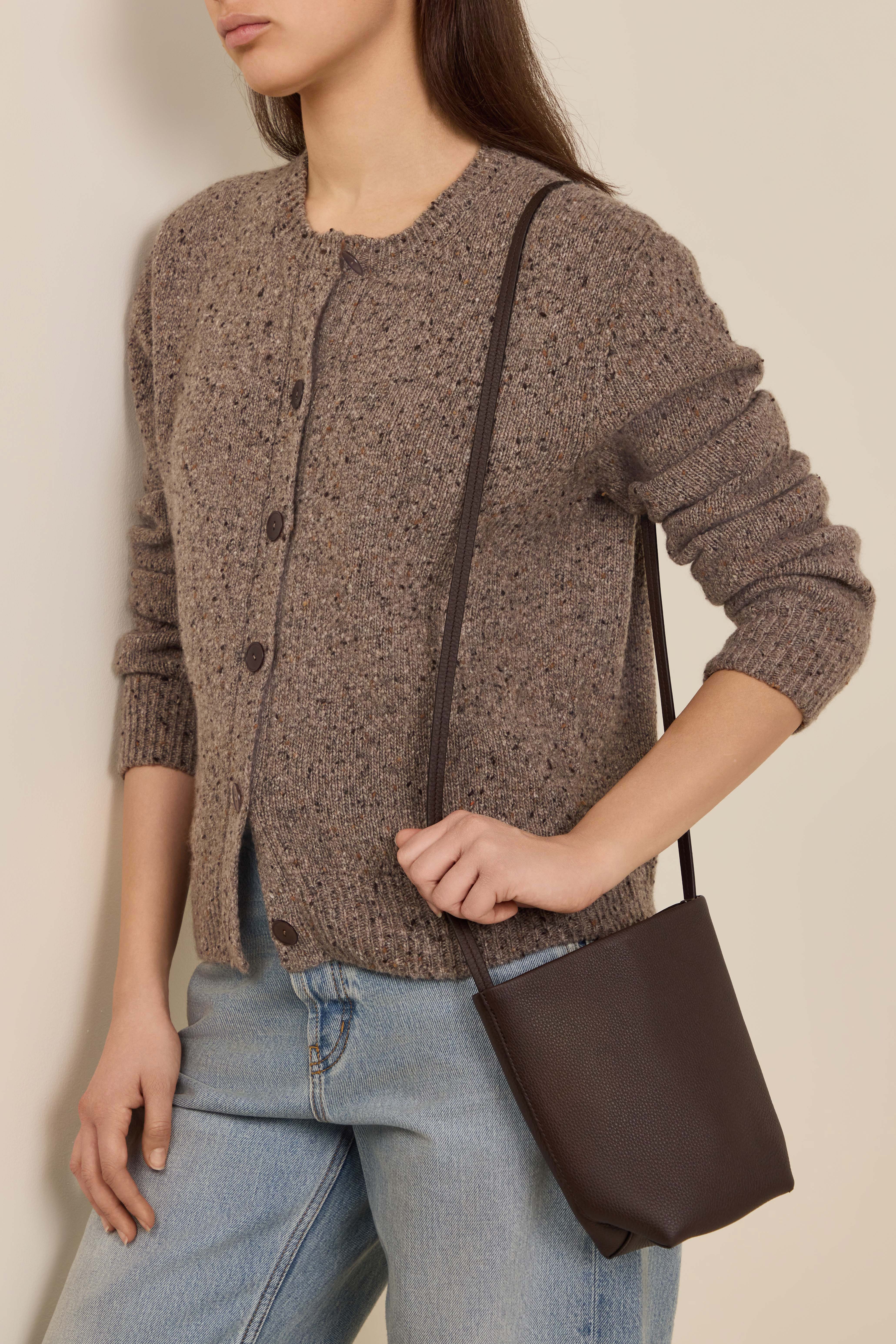 תמונת כל הלוק של תיק עור קרוסבודי